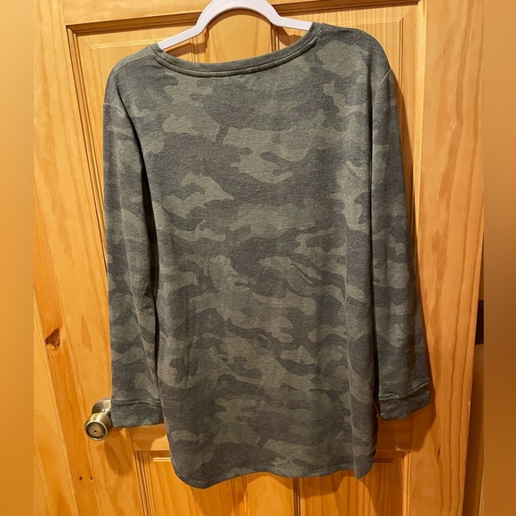 Jane and Delancey Top Camo Green Long Sleeve Womens M used in good condition - Picture 3 of 3
